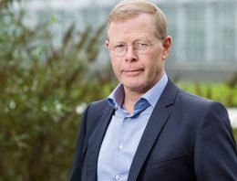 Wie durft zijn nek uit te steken?