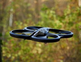 Drone verzamelt meetgegevens in kas