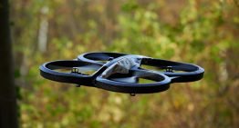 Drone verzamelt meetgegevens in kas