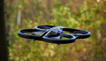 Drone verzamelt meetgegevens in kas
