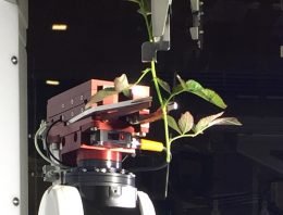 Nieuwe stek-robot van ISO Group voert drie handelingen tegelijk uit