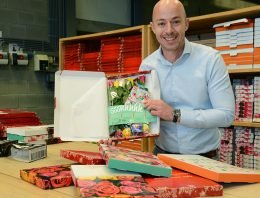 Een boeket verse bloemen gewoon door de brievenbus