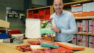 Een boeket verse bloemen gewoon door de brievenbus