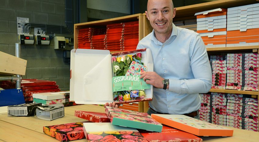 Een boeket verse bloemen gewoon door de brievenbus