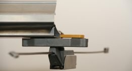 Heen en weer bewegende slipblokjes voorkomen slijtage scherminstallatie