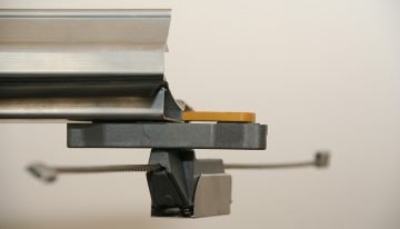 Heen en weer bewegende slipblokjes voorkomen slijtage scherminstallatie