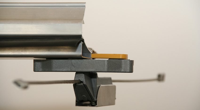 Heen en weer bewegende slipblokjes voorkomen slijtage scherminstallatie Heen en weer bewegende slipblokjes voorkomen slijtage scherminstallatie