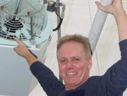 Kalanchoëteler haalt koude, droge kaslucht van boven het schermdoek