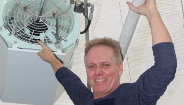 Kalanchoëteler haalt koude, droge kaslucht van boven het schermdoek