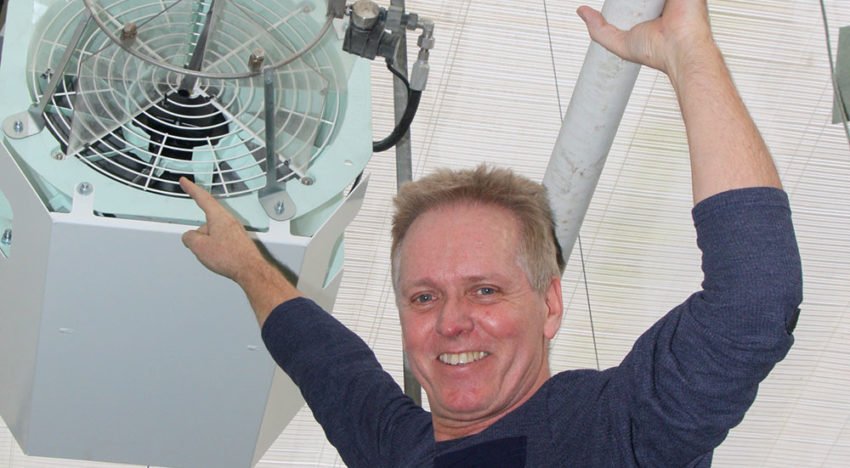 Kalanchoëteler haalt koude, droge kaslucht van boven het schermdoek Kalanchoëteler haalt koude, droge kaslucht van boven het schermdoek