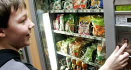 Gezond fruit en groente in Spaanse snoepautomaten