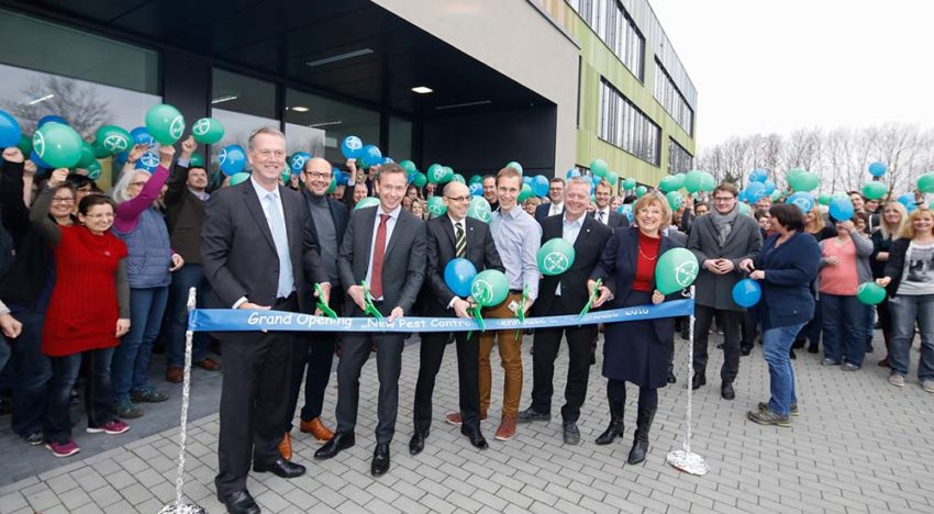 Bayer opent nieuwe kas voor onderzoek naar insecticiden