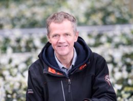 Kerstrozenteler zet slimme stofzuiger in tegen varenrouwmuggen