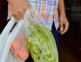 Nederlandse supermarkten gaan plastic uit de schappen weren