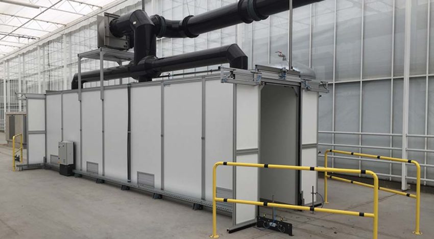 Desinfectiesluis voor plukkarren voorkomt ziekteverspreiding Desinfectiesluis voor plukkarren voorkomt ziekteverspreiding