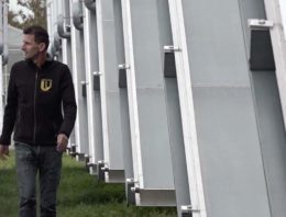Zonnecollectoren leveren warm water voor freesiateler