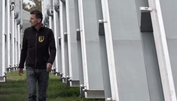 Zonnecollectoren leveren warm water voor freesiateler