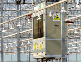 Vocht uit kaslucht laten condenseren tegen koude panelen of met zout