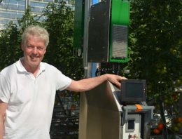 Tomatenteler Kees Stijger positief over praktijkervaringen scoutrobot